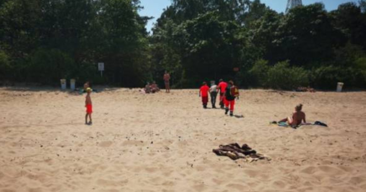 Leżał bez ruchu na plaży w pełnym słońcu. Setki osób